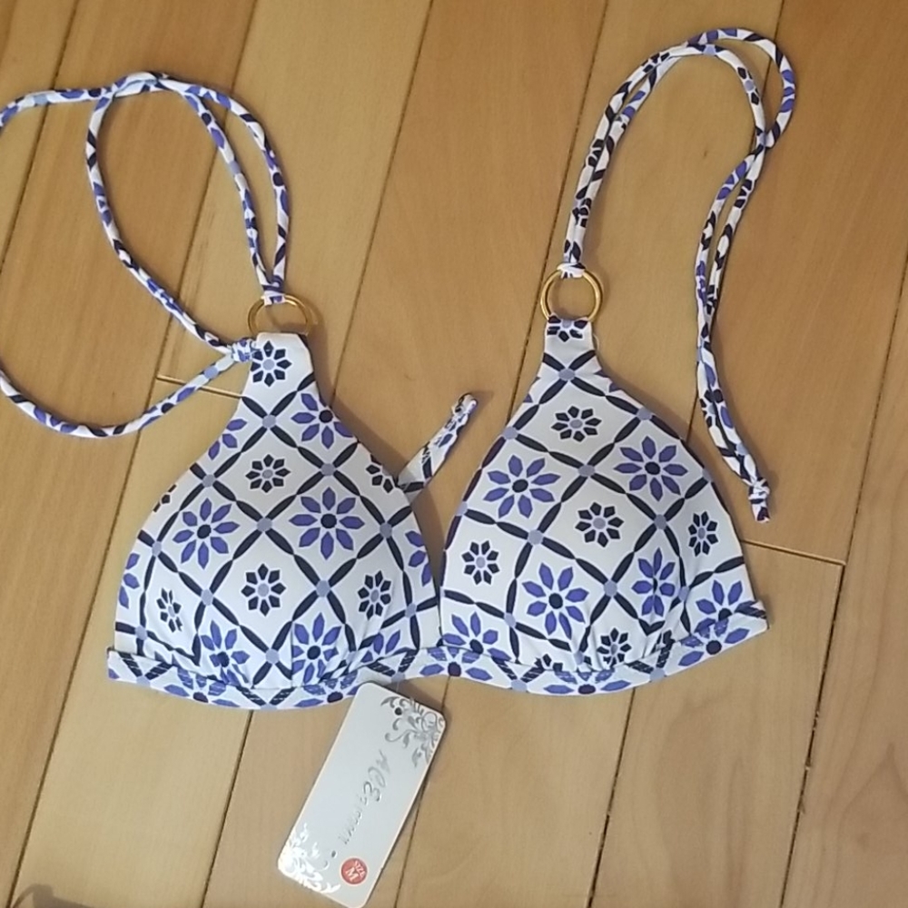 Bikini - Picture 3 of 8